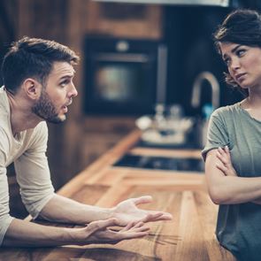 Πέντε σημάδια που δείχνουν ότι το ταίρι σου μάλλον σε απατάει