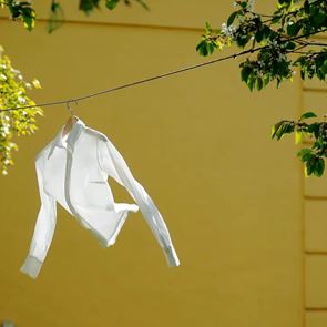 Λευκό πουκάμισο με αυτά τα &lt;em>αρώματα&lt;/em>