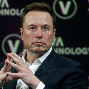 O Elon Musk τα έβαλε και με τη Wikipedia