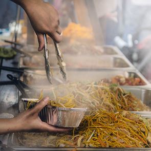 Η μυστική σάλτσα που κάνει το κινέζικο street food τόσο νόστιμο