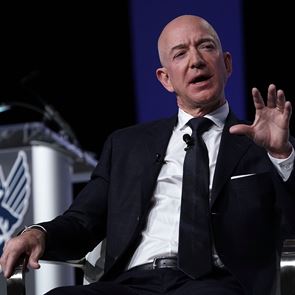 O Jeff Bezos θα προσλάβει 100.000 άνεργους υπαλλήλους
