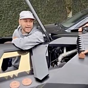 Ο Neymar έδωσε 1,4 εκατ. ευρώ για Batmobile που δεν έχει άδεια κυκλοφορίας (video
