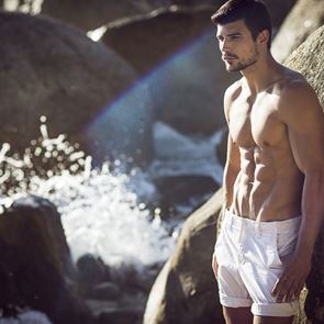 Tέλειο six-pack στην <em>παραλία</em> τελευταία στιγμή, γίνεται