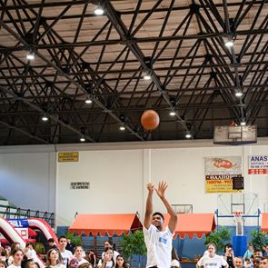 Πώς τα αδέρφια Αντετοκούνμπο στηρίζουν τις οικονομικά ευάλωτες οικογένειες