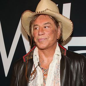 Αγνώριστος ο Mickey Rourke – Χρωστάει 60.000 δολάρια