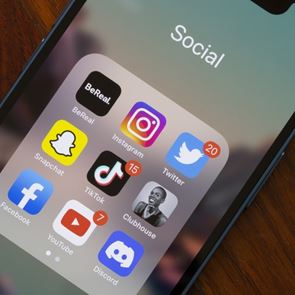 Τι είναι το BeReal και γιατί απειλεί το Instagram