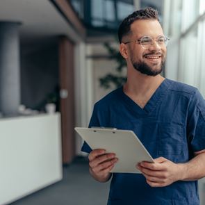 Στην Ευρώπη αναζητούν νοσηλευτές και πληρώνουν 6.000 ευρώ το μήνα