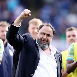 Σε άλλα νέα, το Twitter οργιάζει με τη συνέντευξη του Βαγγέλη Μαρινάκη στη Daily Mail