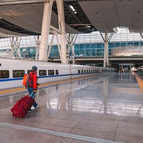 Κίνα: Κατασκεύασαν σιδηροδρομικό σταθμό μέσα σε 9 ώρες