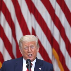 Ο Donald <em>Trump</em> πουλά όπλα εν μέσω πανδημίας