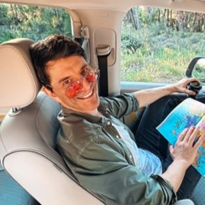 Ο Σάκης Ρουβάς θα τραγουδήσει για τα γενέθλια ενός αυτοκινήτου