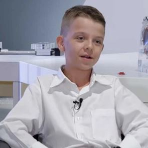 Γιατί όλοι θαυμάζουν τα γεμάτα συντηρητισμό λόγια ενός λαμπρού 13χρονου Έλληνα