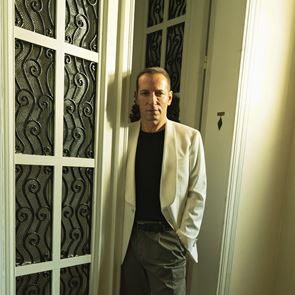 Ο πιο cool τρόπος να φορέσεις το off white σακάκι σμόκιν από τον στιλίστα Στέφανο Ζαούση