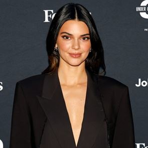 H Kendall Jenner μόλις βγήκε από τα ρούχα της, για χάρη του Calvin Klein