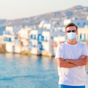 Με αρνητικά τεστ και πιστοποιητικό εμβολιασμού σε νησιά και περιφέρεια