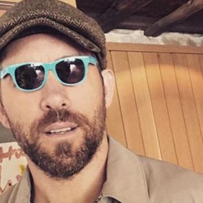 Ο Ryan Reynolds έχει κάτι να σου πει για τη μόδα των tiny sunglasses