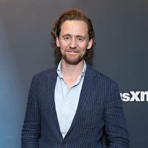 Δεν υπάρχει τίποτα βαρετό στο ριγέ σύνολο του Tom Hiddleston