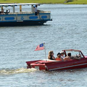 Το εξωφρενικό αμφίβιο αυτοκίνητο των 60s βγαίνει στο σφυρί