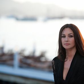 Monica Bellucci με σούπερ μίνι και βαθύ ντεκολτέ, αξία ανεκτίμητη