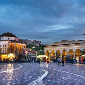 Άνοιγμα λιανεμπορίου στα τέλη Μαρτίου και εστίασης στα μέσα Απριλίου