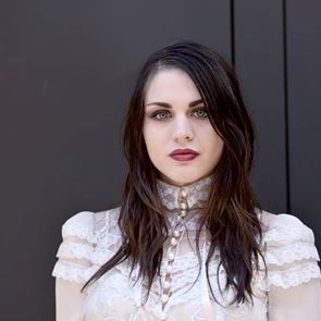 Η Frances Bean Cobain έχει κάτι από το σκοτάδι του πατέρα