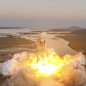 Η SpaceX πιάνει πύραυλο στον αέρα και η επιστημονική φαντασία έγινε πραγματικότητα