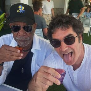 Ο Χριστόφορος Παπακαλιάτης πίνει σφηνάκια παρέα με τον Morgan Freeman στους Παξούς