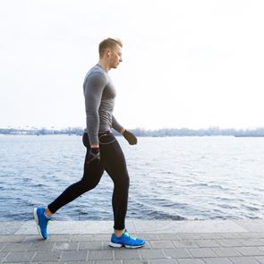 Πώς να περπατάς σωστά για να κάψεις λίπος