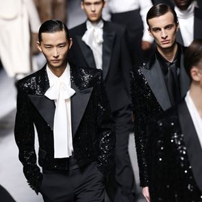 Τεράστιες γούνες, μαλλιά σαμουράι και ελαφρύ make up στην αντρική εβδομάδα μόδας του Μιλάνου