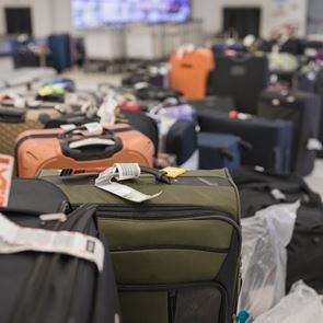 Να γιατί πρέπει πάντα να αφαιρείς τα παλιά αυτοκόλλητα από τη βαλίτσα σου