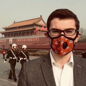 Ο άνθρωπος που φτιάχνει τις καλύτερες μάσκες του κόσμου