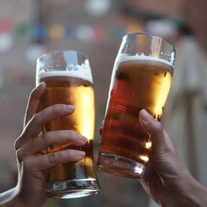 Θέρετρο στην <em>Ιαπωνία</em> προσφέρει μπάνιο σε μπύρα με μόλις 13 ευρώ