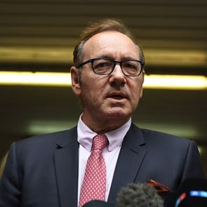 Σε άλλα νέα, ο Kevin Spacey κινδυνεύει να μείνει άστεγος με χρέη εκατομμυρίων σε νομικά έξοδα
