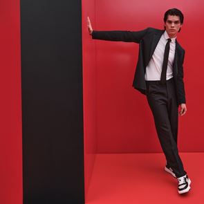 Η HUGO παρουσιάζει next-level tailoring καμπανια για την Άνοιξη/Καλοκαίρι 2025: για μια νέα γενιά τολμηρού στυλ