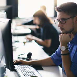 Πώς και πότε θα εφαρμοστεί το 13ωρο με έξτρα αποδοχές- τι ακριβώς θα ισχύει με παραδείγματα