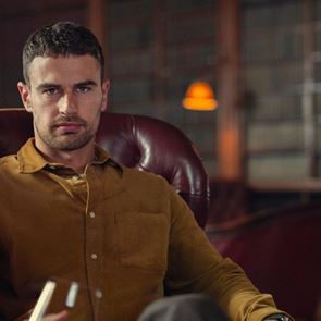 Theo James, o ελληνικής καταγωγής ηθοποιός που πρωταγωνιστεί στο The Gentlemen