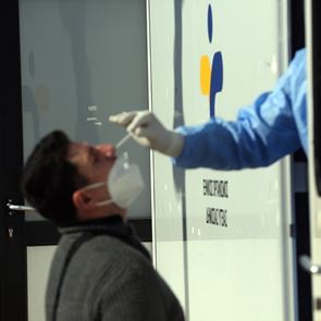 Το ECDC προειδοποιεί ότι ο <em>κορονοϊός</em> είναι ακόμα εδώ