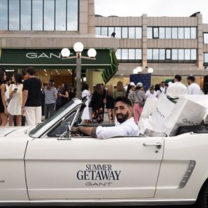 H Γλυφάδα έγινε το απόλυτο καλοκαιρινό σκηνικό για το νέο κατάστημα GANT