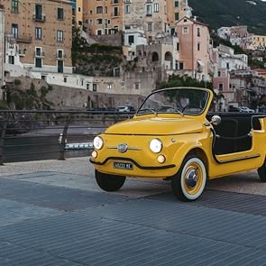 Ο γύρος της <em>Ιταλίας</em> με ένα σπάνιο ηλεκτρικό Fiat 500