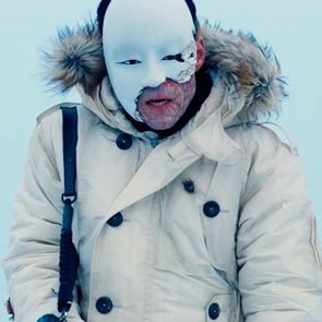 H πραγματική σημασία της μάσκας του Safin στο No Time To Die