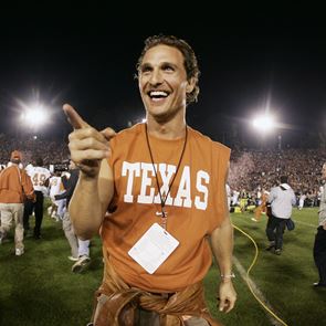 Πώς ο Matthew McConaughey παραμένει κομμάτια στα 56