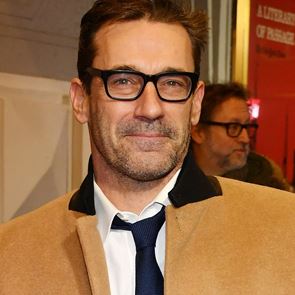 Ο Jon Hamm δείχνει πώς να ντυθείς τις γιορτές