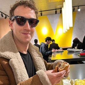 Σε άλλα νέα, ο Mark Zuckerberg κάνει τον Ευτύχη Μπλέτσα στην Ιαπωνία