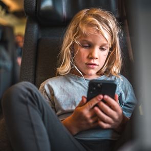 Δε δίνουμε κινητό σε παιδί κάτω των 11 ετών, λένε οι ειδικοί