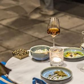 O Romain Gavras απέκτησε δικό του wine bar στο Νέο Κόσμο