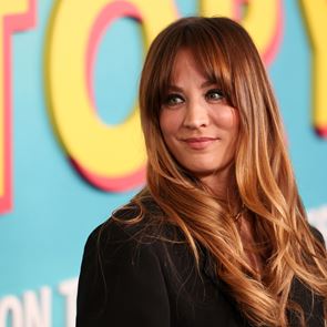 Η Kaley Cuoco παραμένει το πιο σέξι κορίτσι της διπλανής πόρτας