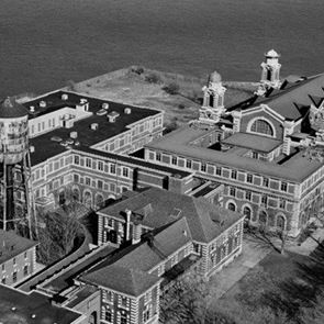 <em>Νήσος</em> Έλις, η πρώτη εικόνα που αντίκριζαν χιλιάδες Έλληνες που έφταναν στην Αμερική ως μετανάστες