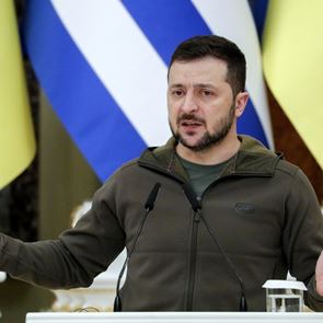 Με δάκρυα στα μάτια υποδέχτηκαν τον Zelensky στη Χερσώνα οι Ουκρανοί