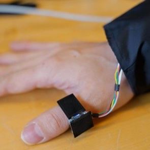 Ένα δαχτυλίδι που χρησιμοποιεί AI φέρνει επανάσταση στη νοηματική γλώσσα