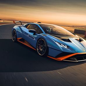 Η Lamborghini Huracan STO βγαίνει από την πίστα στον δρόμο